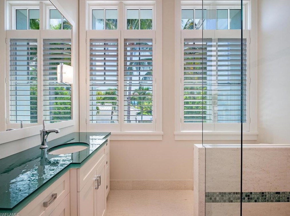 1270 Gulf Shore Blvd, Naples FL 34103-4369 exterior