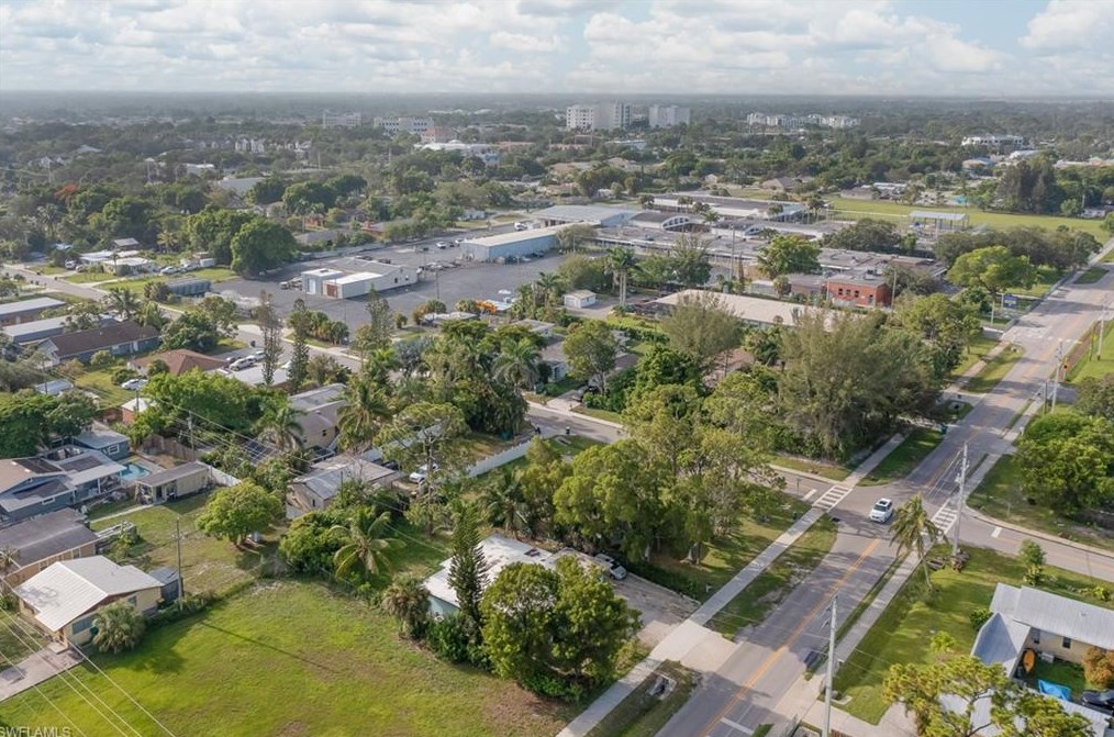 1915 Shadowlawn Dr, Naples FL 34112-4850 exterior