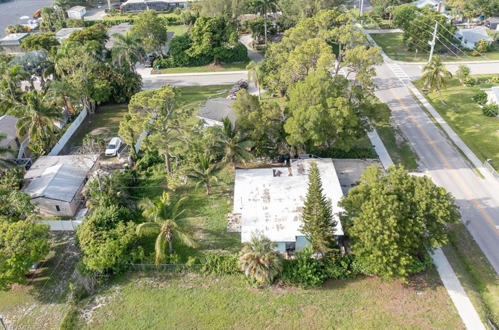 1915 Shadowlawn Dr, Naples FL 34112-4850 exterior