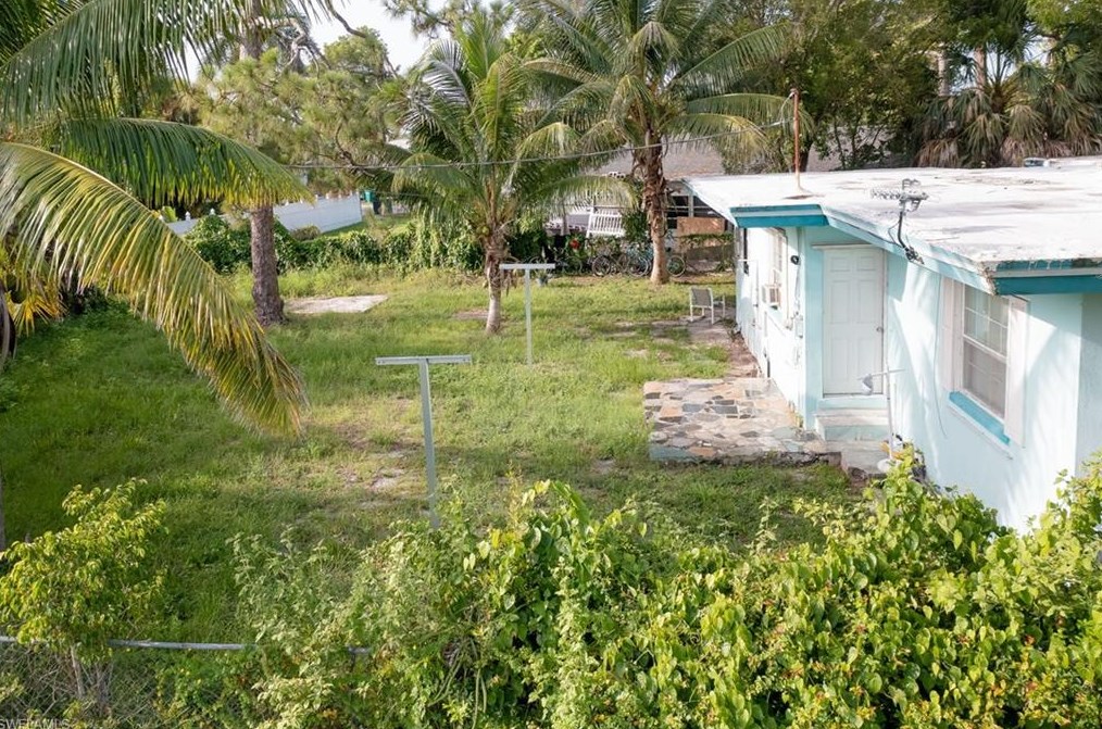 1915 Shadowlawn Dr, Naples FL 34112-4850 exterior