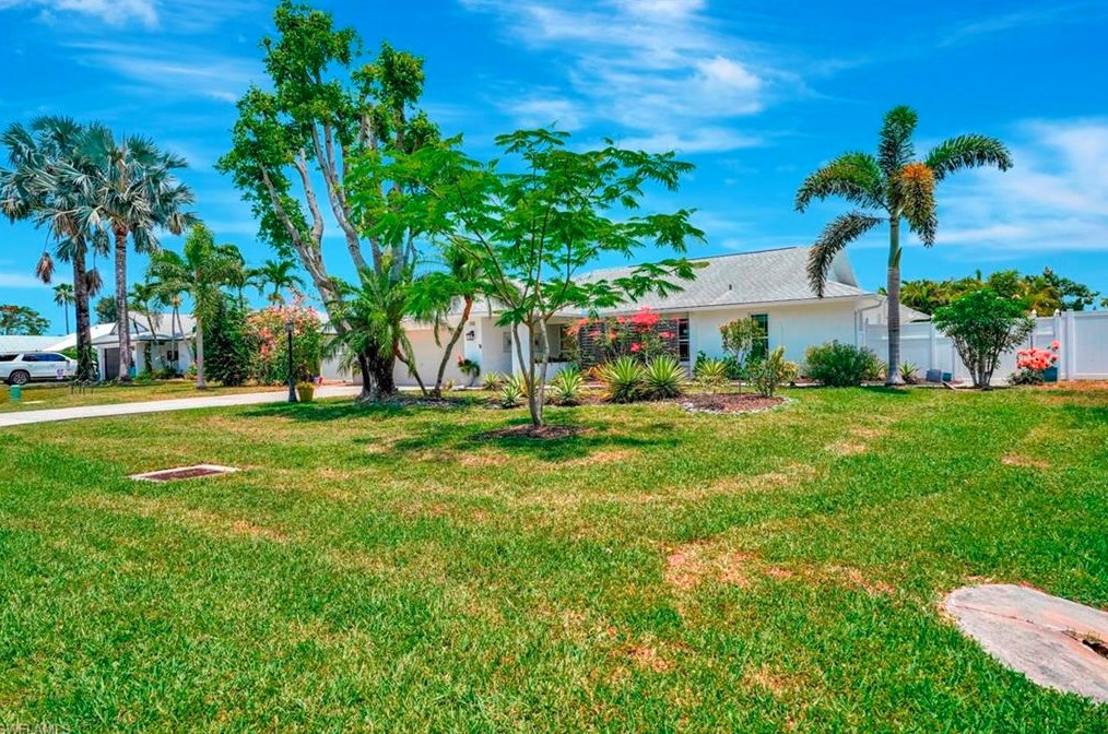155 Wickliffe Dr, Naples, FL 34110-1358
