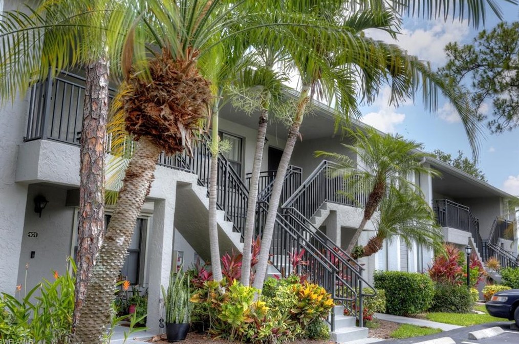 1219 Commonwealth Cir, Naples, FL 34116-3624