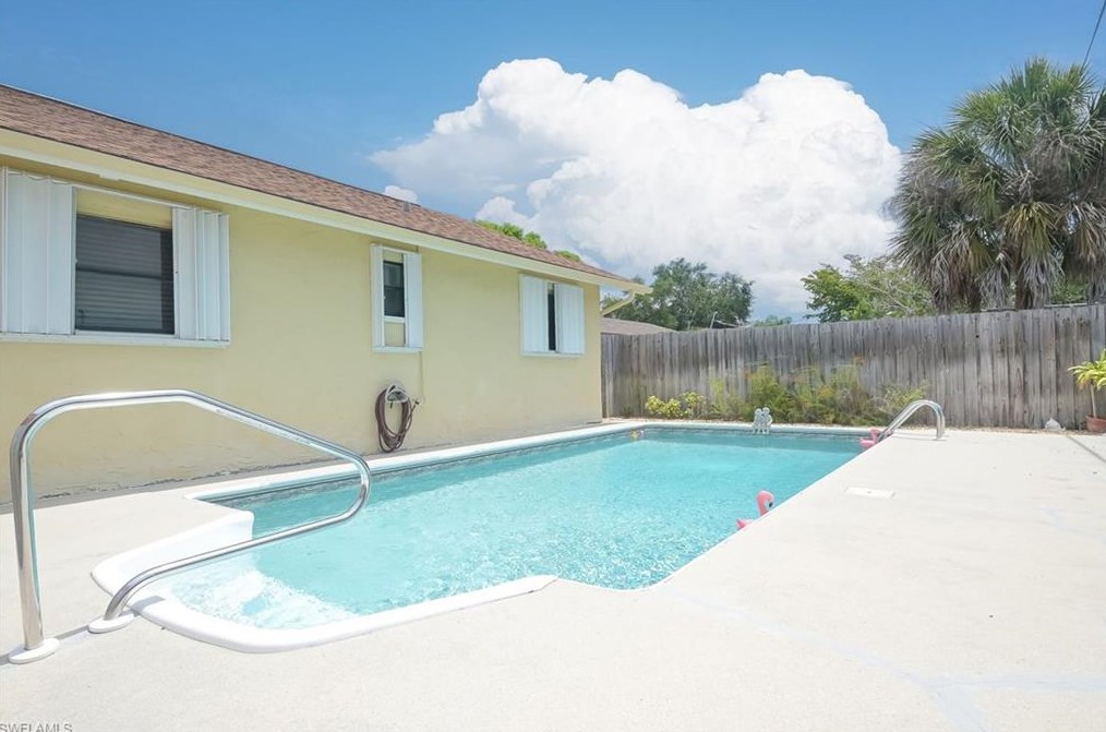 1332 Granada Blvd, Naples, FL 34103-3206