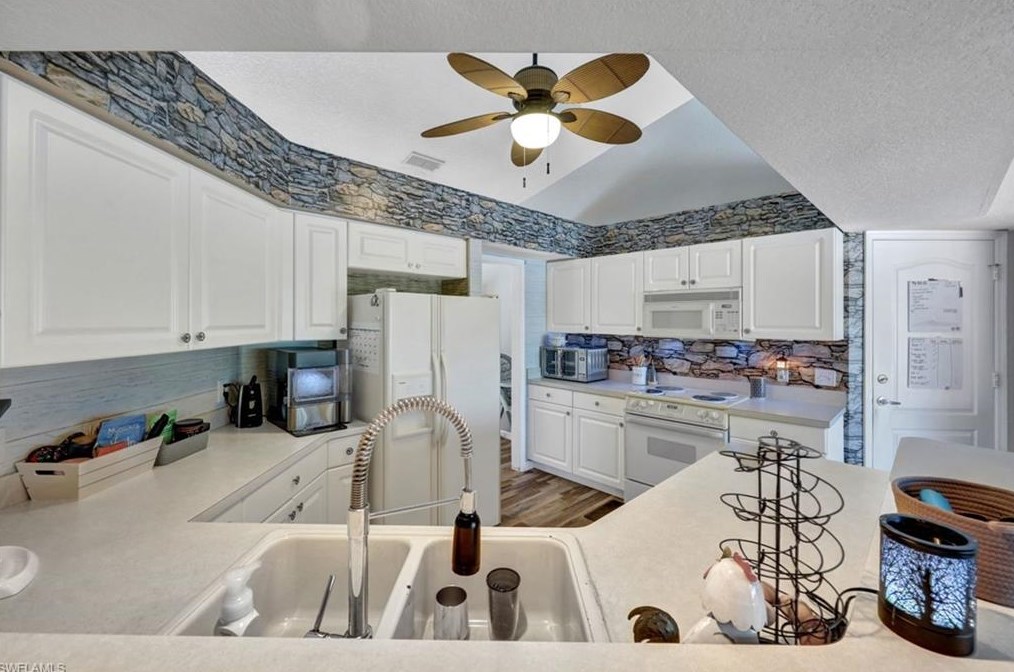 825 23 St, Naples FL 34120-1830 exterior