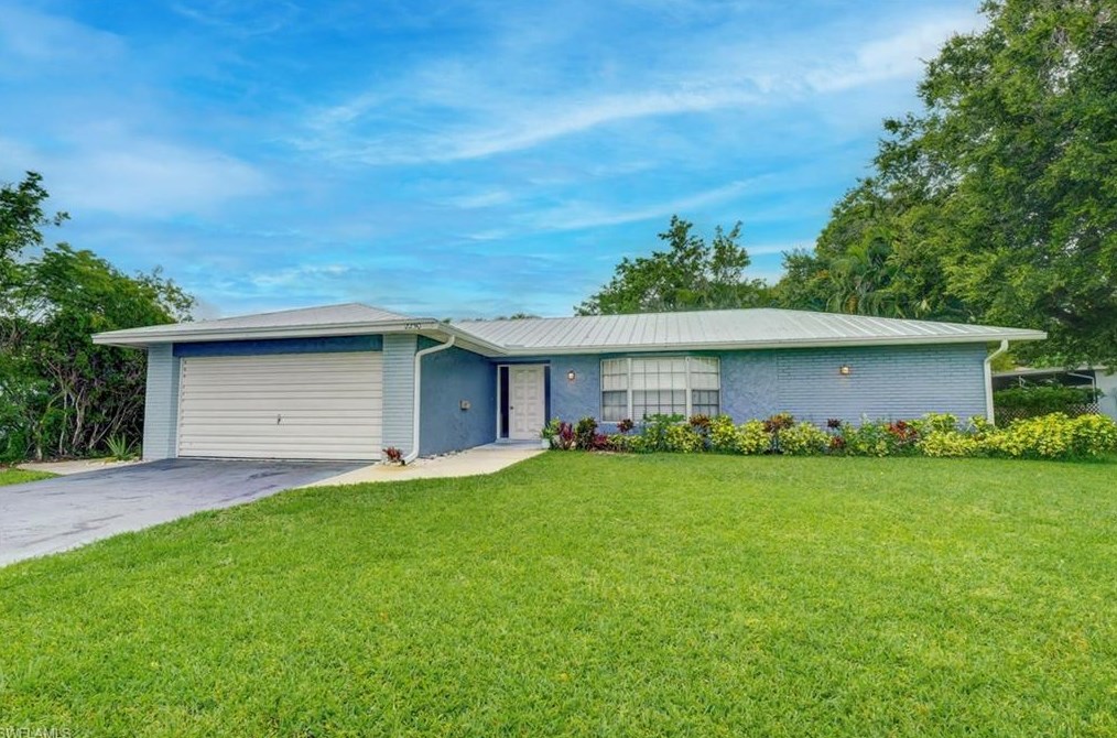 2250 Poinciana St, Naples, FL 34105-2733