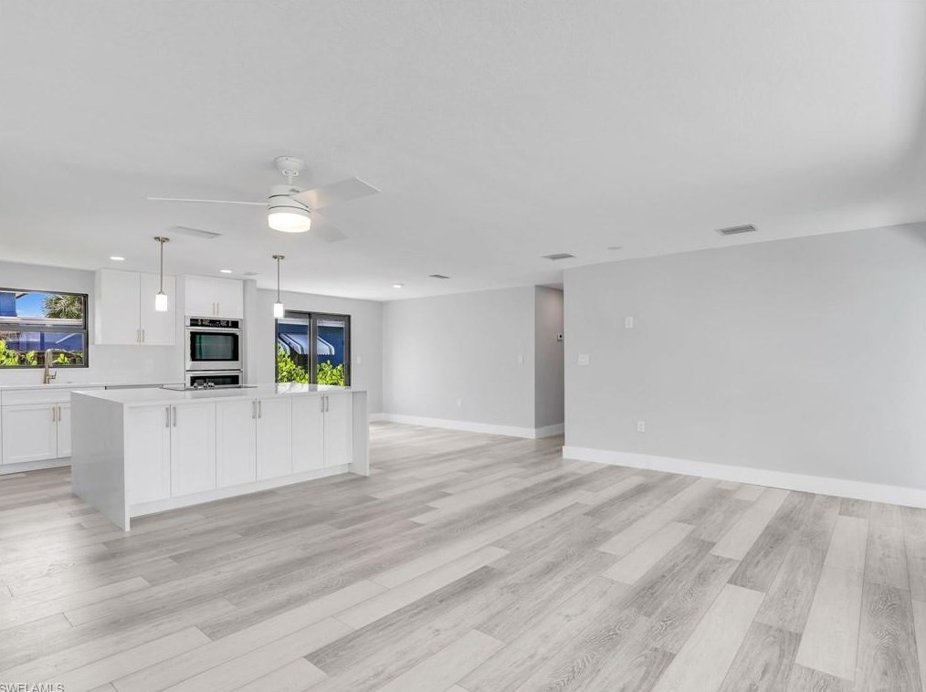 801 107 Ave, Naples FL 34108-1860 exterior