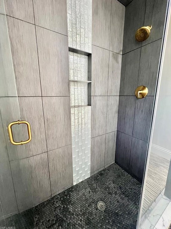 2499 River Reach Dr, Naples FL 34104-6928 exterior