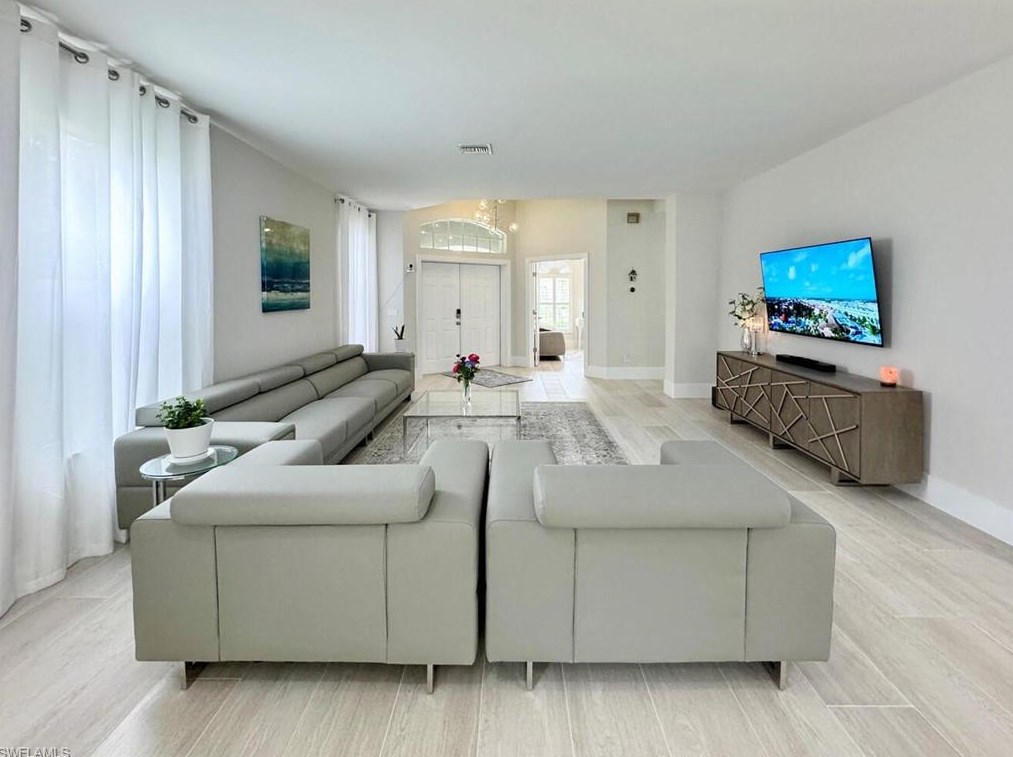 8260 Laurel Lk Blvd, Naples FL 34119-9797 exterior