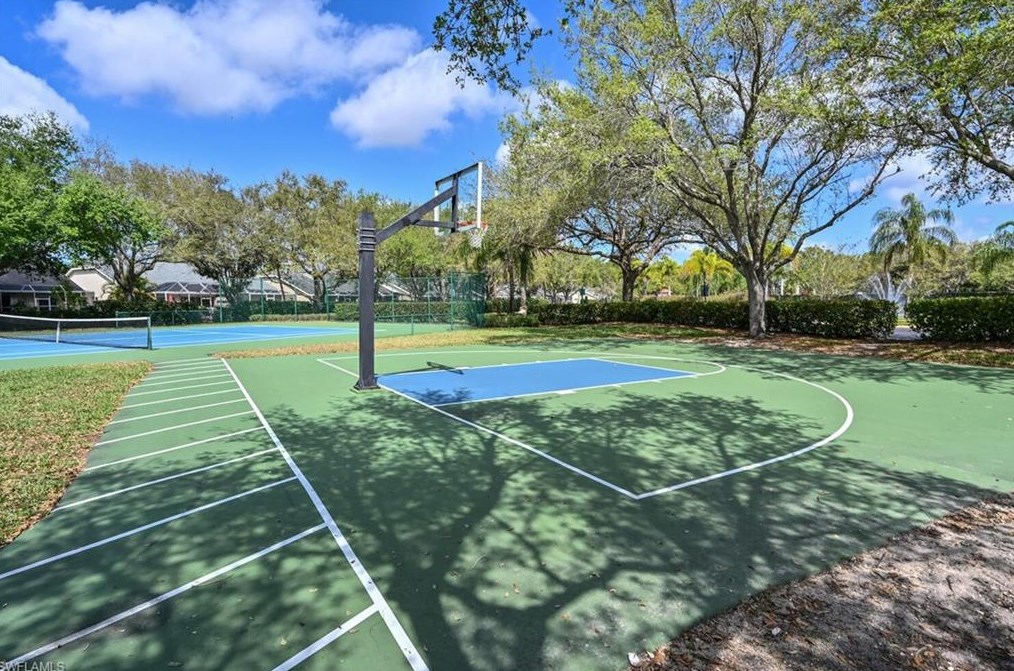 8260 Laurel Lk Blvd, Naples FL 34119-9797 exterior