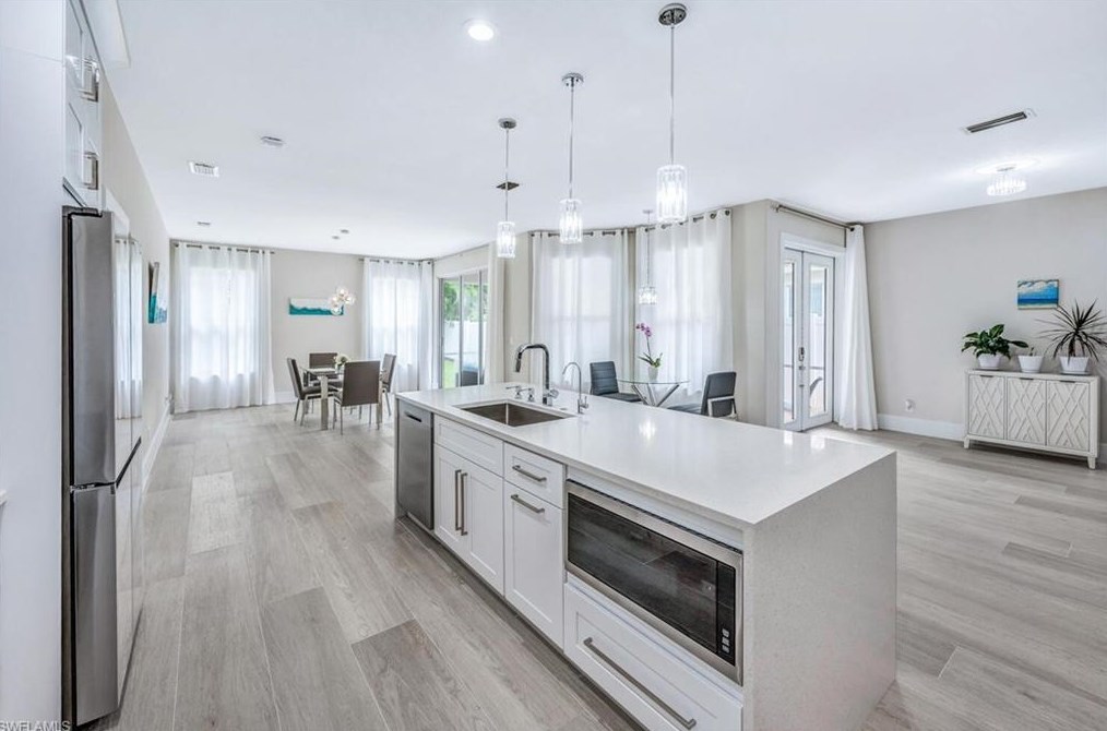 8260 Laurel Lk Blvd, Naples FL 34119-9797 exterior