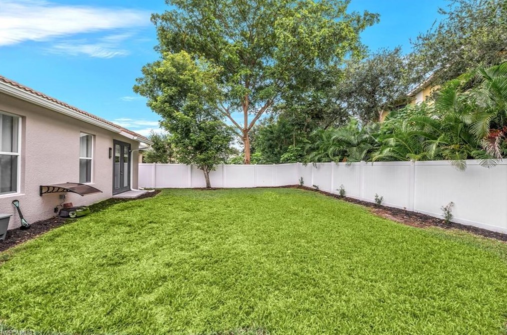 8260 Laurel Lk Blvd, Naples FL 34119-9797 exterior