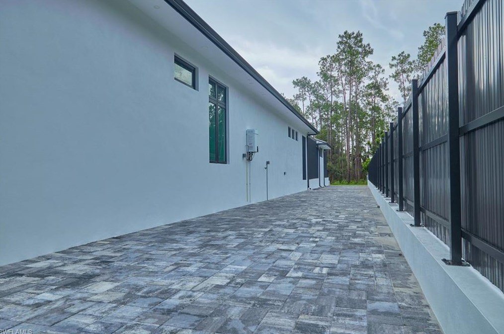 5847 English Oaks Ln, Naples FL 34119-1329 exterior