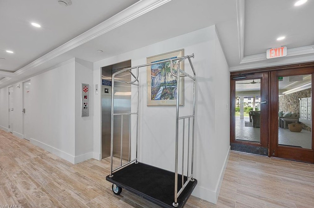 1977 Gulf Shore Blvd, Naples FL 34102-1600 exterior