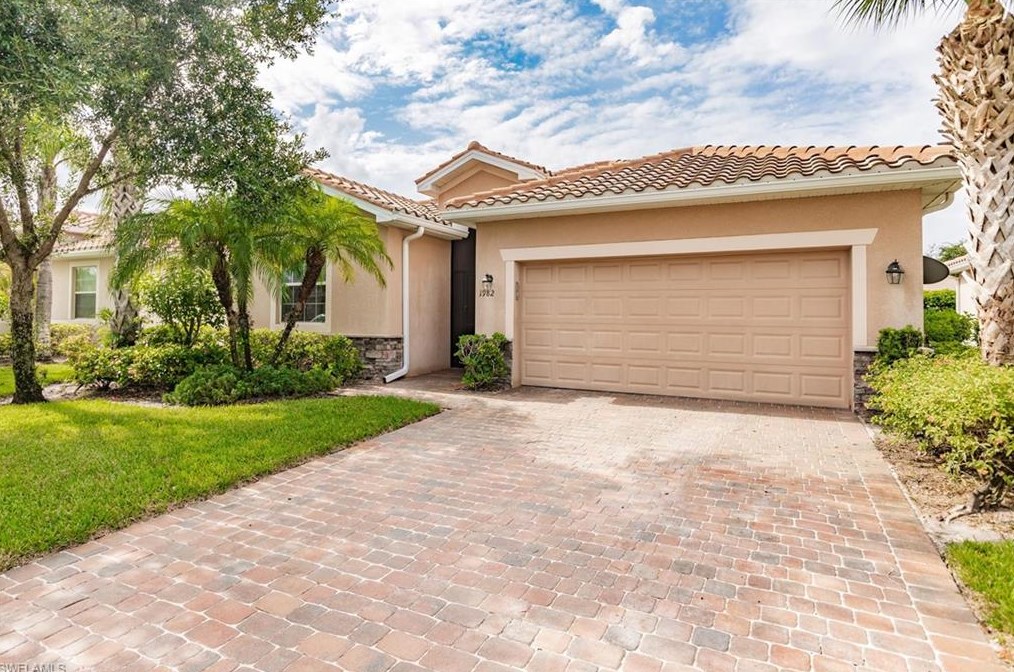 1982 Fairmont Ln, Naples, FL 34120-4571