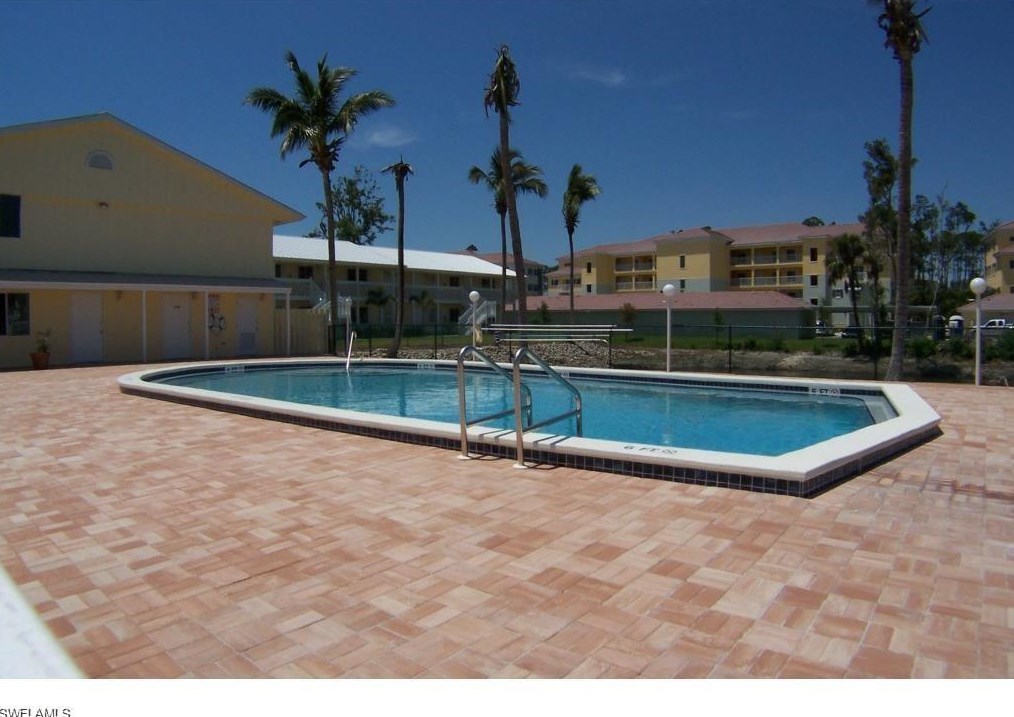 4631 Bayshore Dr, Naples FL  34112-6550 exterior