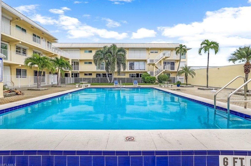 1100 8th Ave, Naples FL  34102-6928 exterior