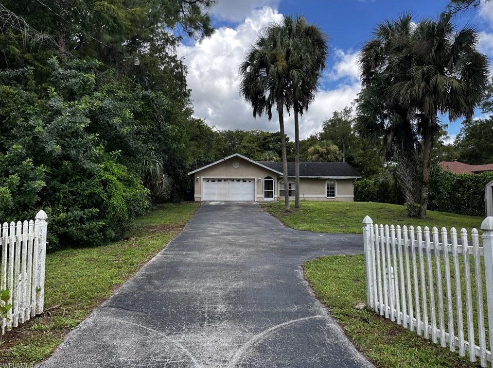 241 8th St, Naples, FL 34120-2044