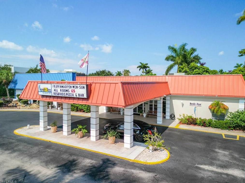 2555 Tamiami Trl, Naples FL  34103-4408 exterior