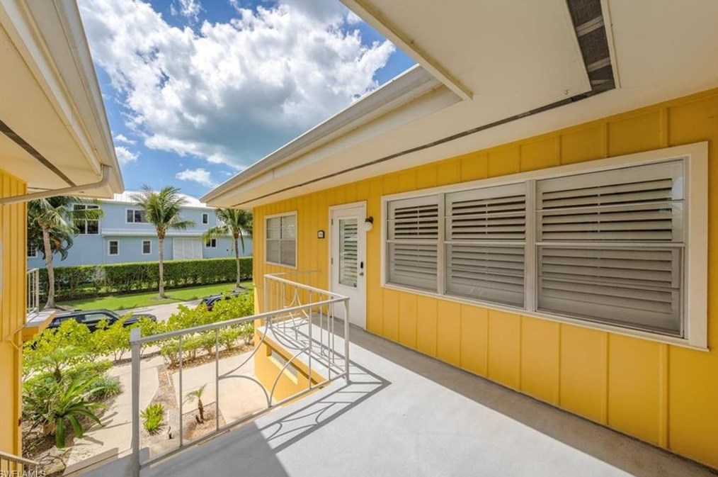 209 8th Ave, Naples, FL 34102-6801