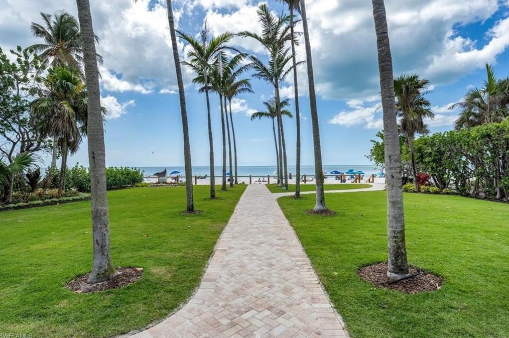 209 8th Ave, Naples FL  34102-6801 exterior