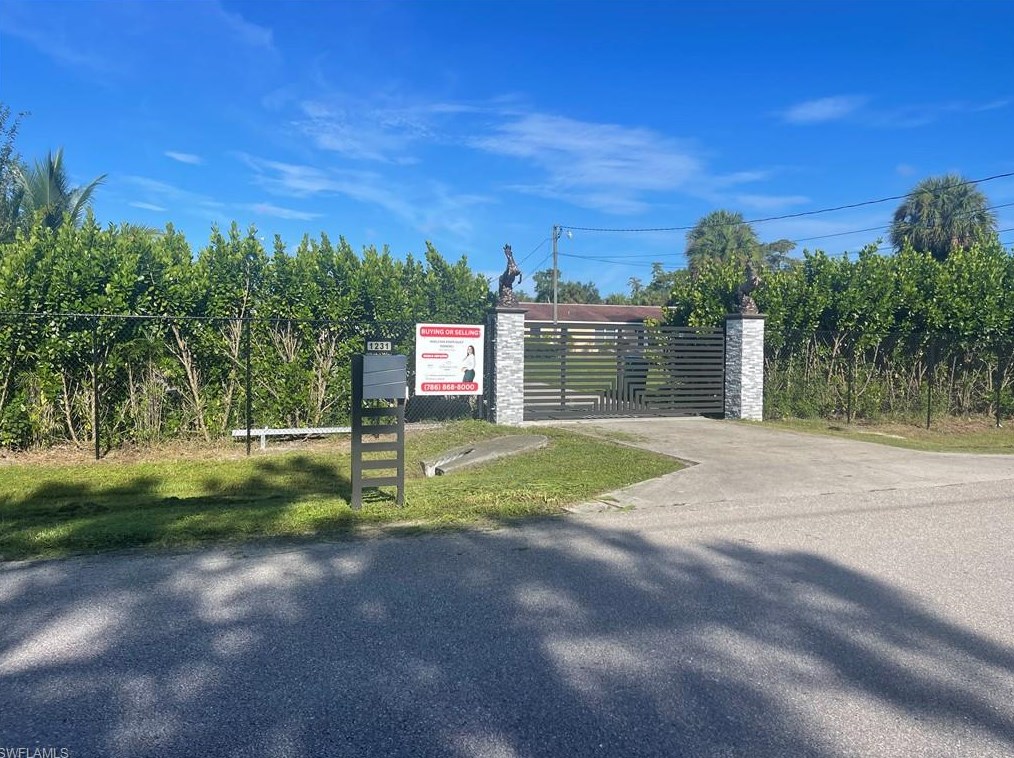 1231 19th St, Naples, FL 34117-4437