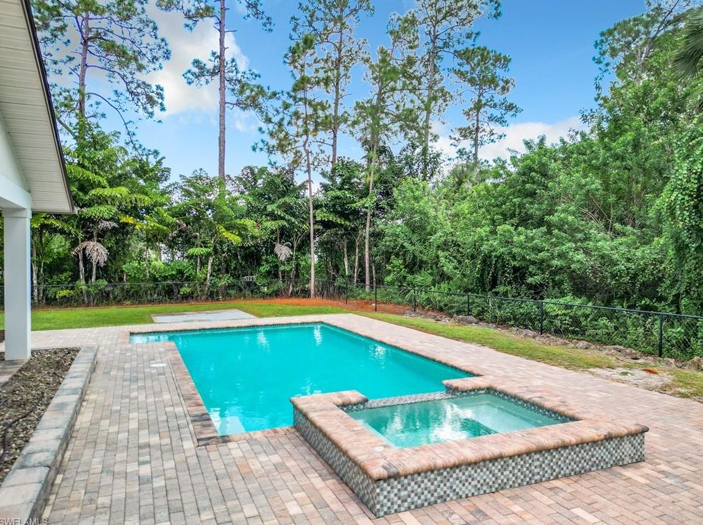 4490 1 Ave, Naples FL 34102-6006 exterior