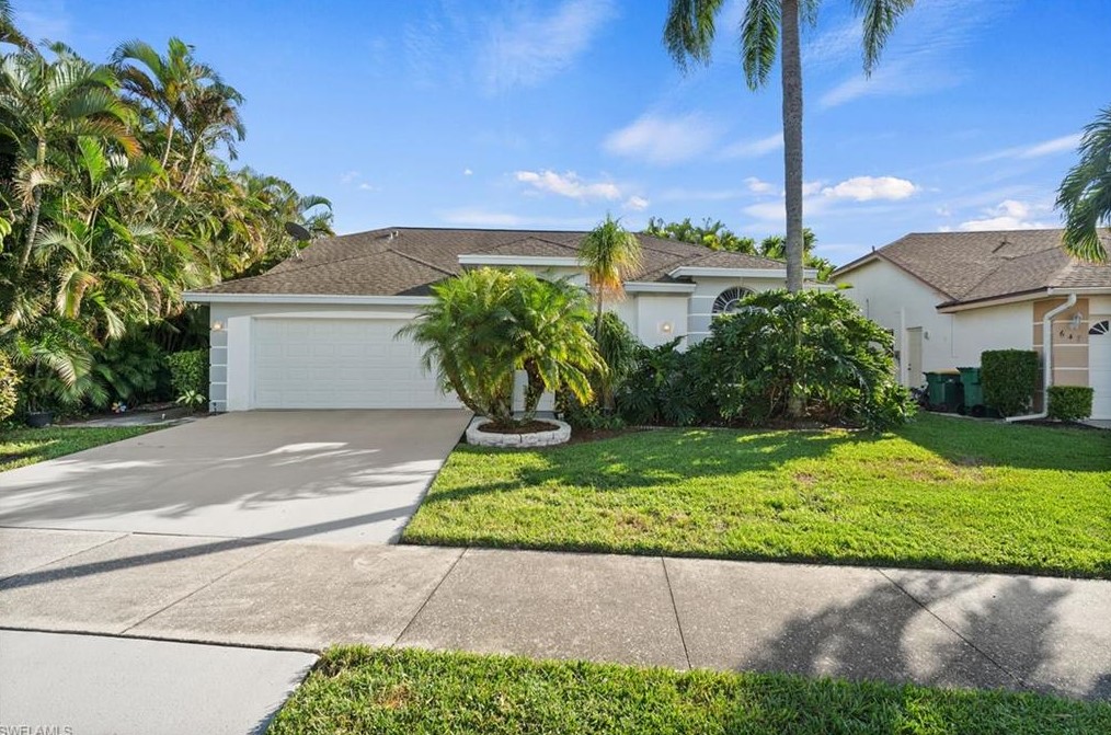 645 Lambton Ln, Naples FL 34104-8305 exterior
