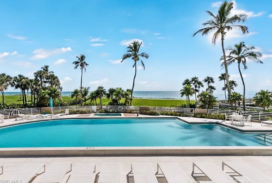 4651 Gulf Shore Blvd, Naples FL 34103-3467 exterior