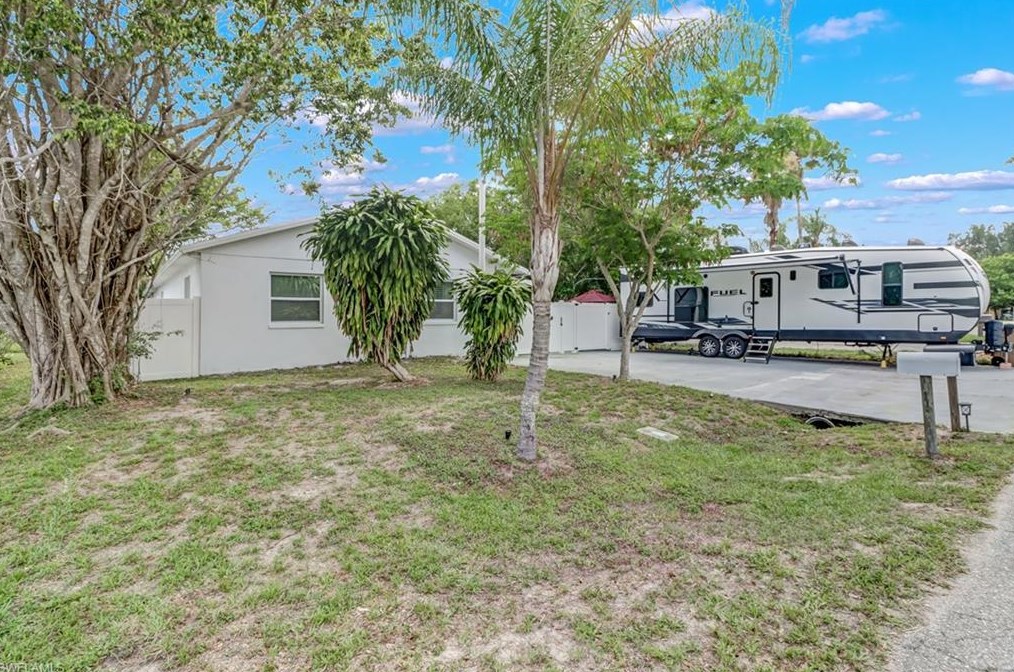 2760 Lakeview Dr, Fort Myers, FL 33905-4813
