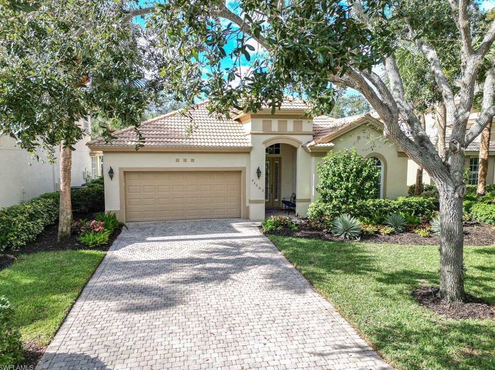 23200 Oakglen Ln, Bonita Springs, FL 34135-2008