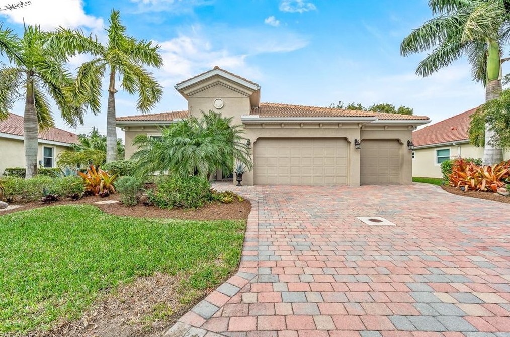 10163 Avonleigh Dr, Bonita Springs, FL 34135-7040