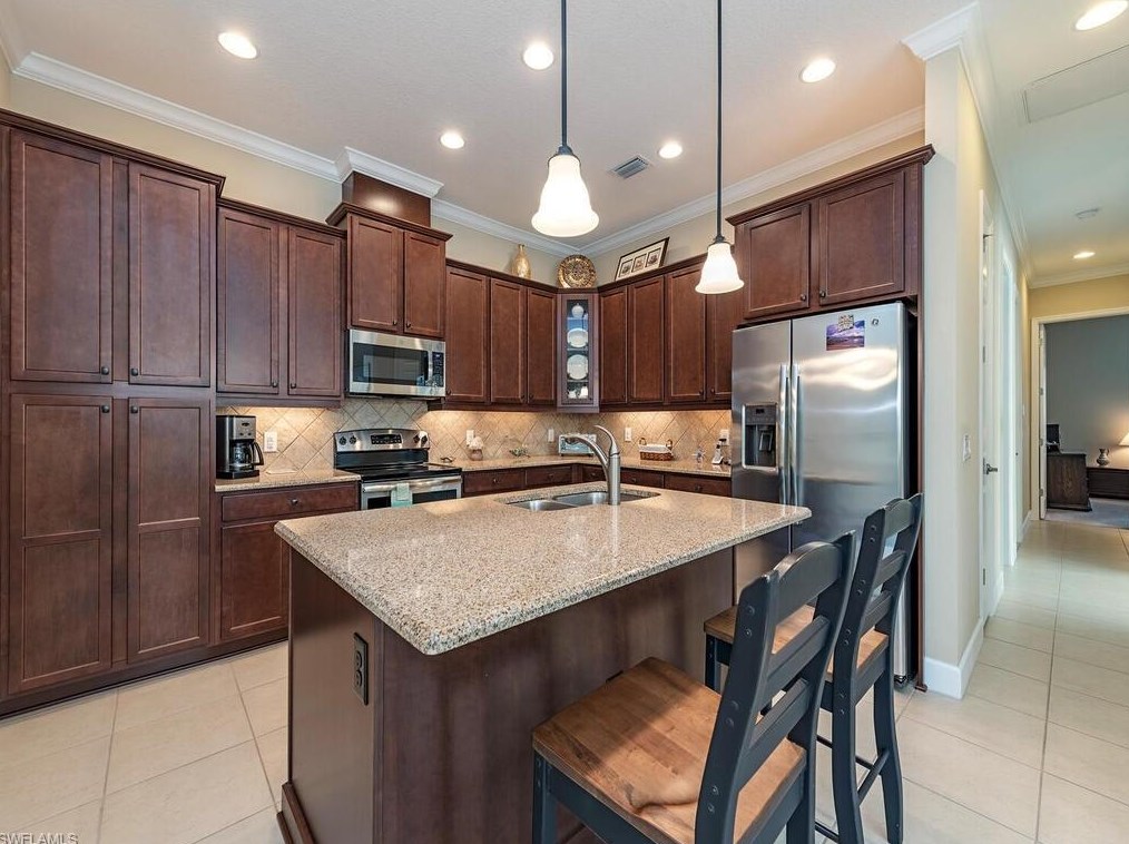 9009 Isla Bella Cir, Bonita Springs FL  34135-7196 exterior