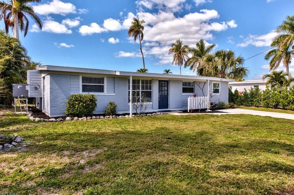1824 Harbor Ln, Naples, FL 34104