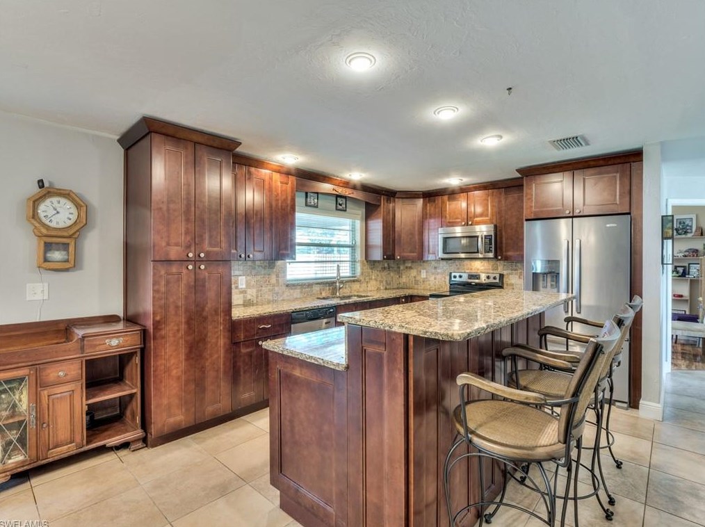 1036 18 Pl, Cape Coral FL  33990-4729 exterior