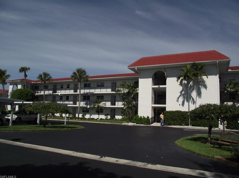 45 High Point Cir S #304, Naples, FL 34103