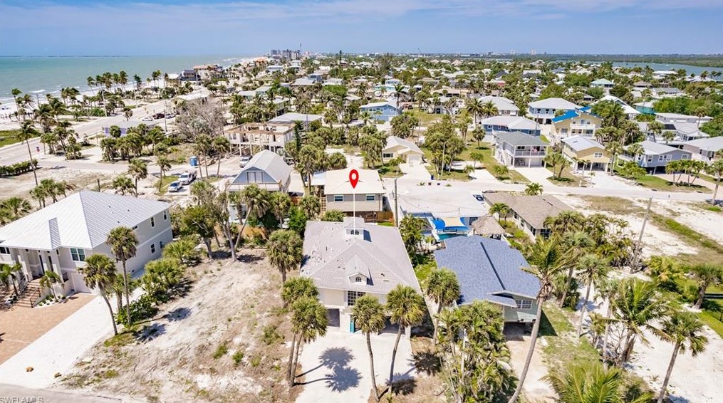 121 Coconut Dr, Fort Myers Beach, FL 33931-3815