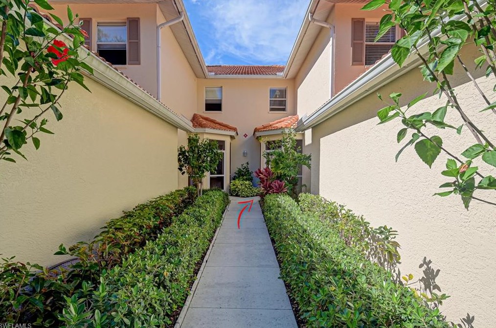 240 Robin Hood Cir, Naples, FL 34104-9403