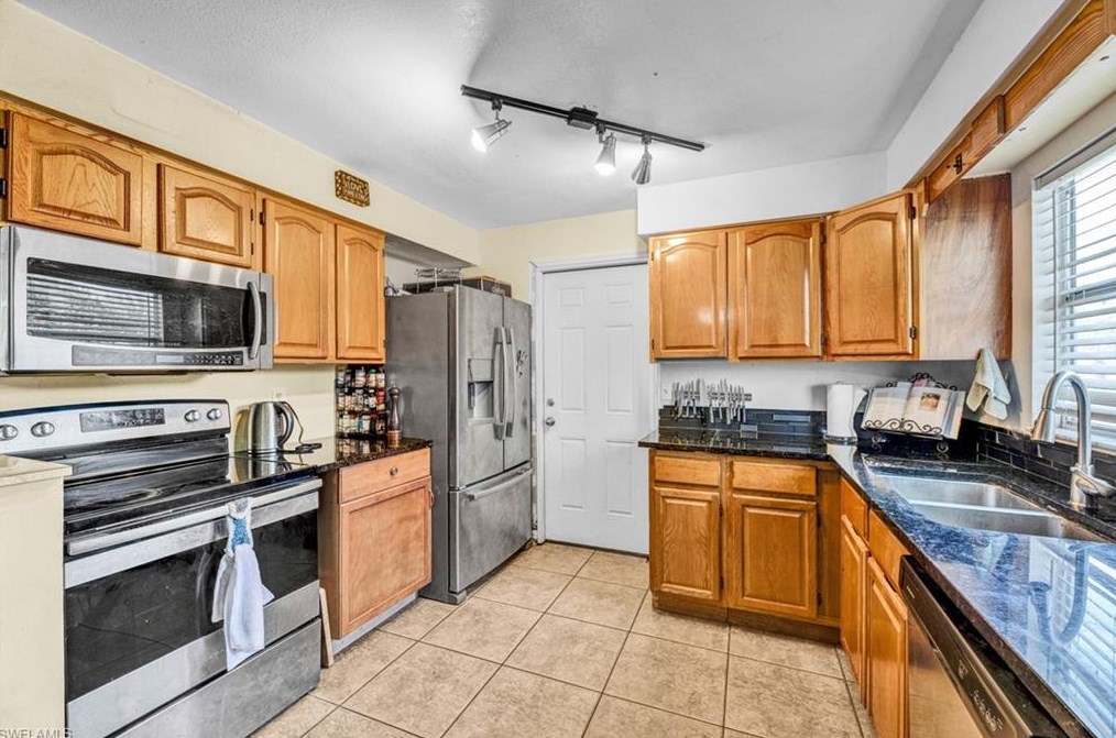 425 Morgan Cir S, Lehigh Acres, FL 33936