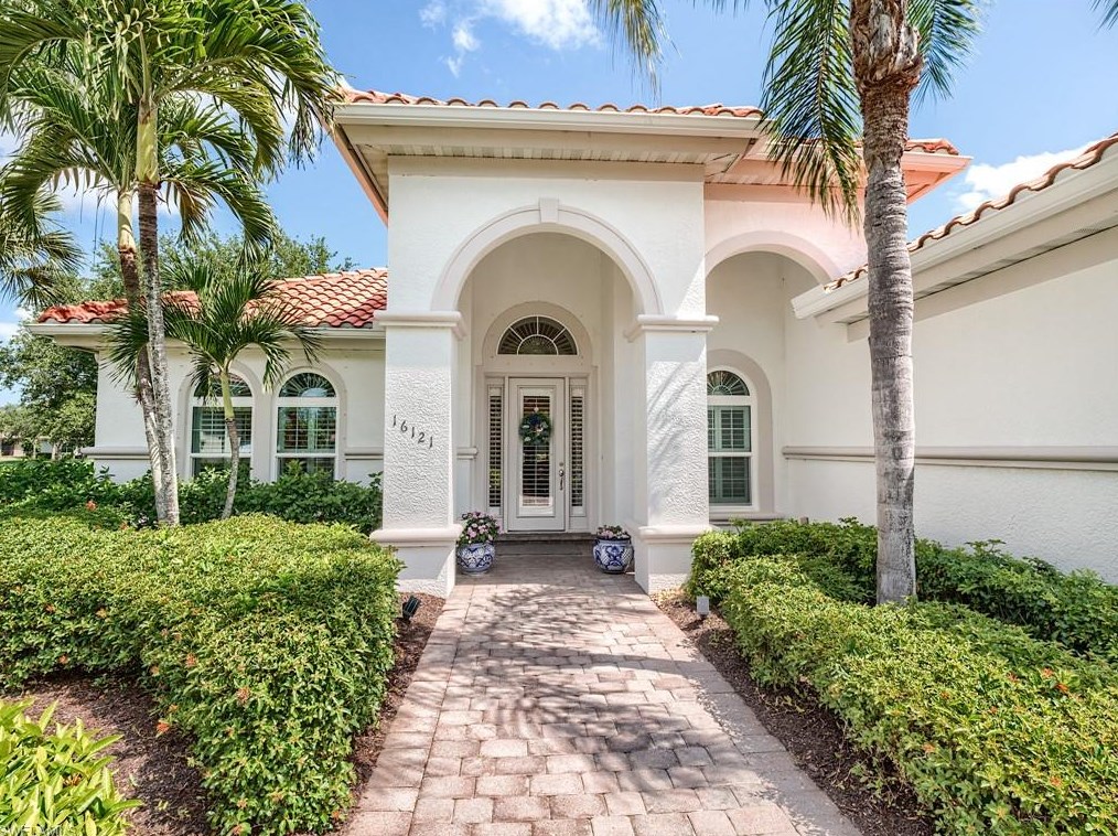 16121 Parque Ln, Naples, FL 34110-2817