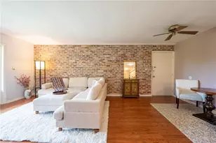 1230 Chatham Park Dr, Scott Township, PA 15216 - Photo 2