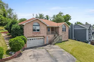 205 Veneze Dr, Robinson Twp, PA 15205 - Photo 2