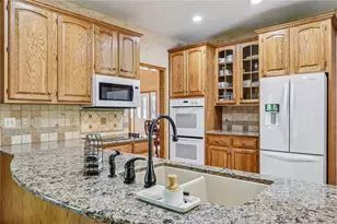 402 Woodland Dr, Wilmington Township, PA 16142 - Photo 12