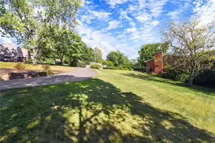 2401 Berkshire Dr, Pittsburgh, PA 15241 - Photo 32