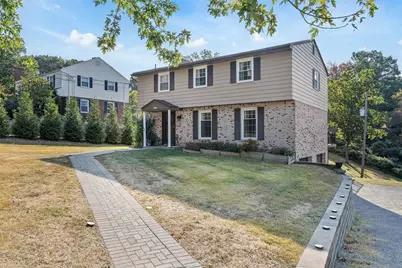 203 Nottingham Dr, Moon-Crescent Township, PA 15108 - Photo 2