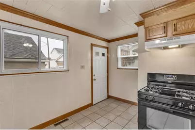 323 Sycamore Street, Vandergrift, PA 15690 - Photo 10