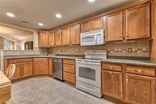 728 Glengarry Ct, Pittsburgh, PA 15239 - Photo 12