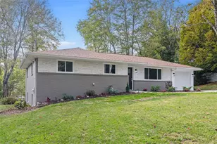 302 McKinney Dr, Moon/Crescent Twp, PA 15108 - Photo 2