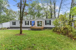 318 Meadowbrook Rd, Hermitage, PA 16148 - Photo 2