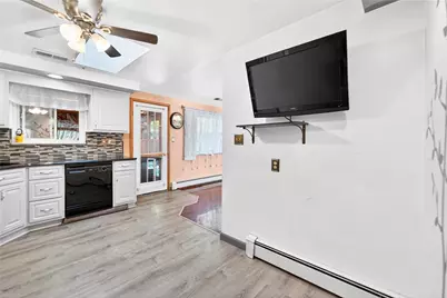 332 Holiday Park Dr, Pittsburgh, PA 15239 - Photo 10