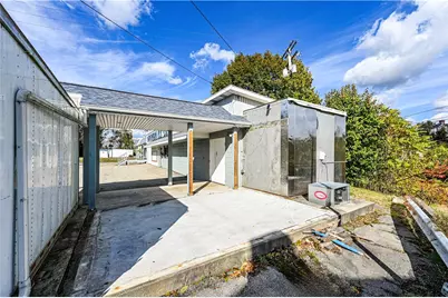 305 Division St, Jeannette, PA 15644 - Photo 6